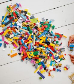 Lego Classic 11021 90 vuotta leikkien lumoissa